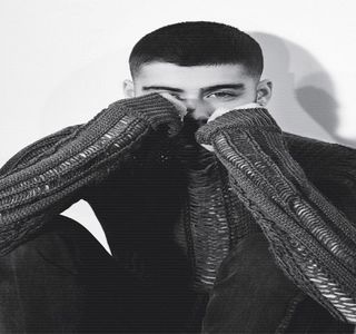 — Cred că eu merit de fapt un răspuns. Așa că te ascult.” Prin încheierea respectivei fraze,; indică cu ajutorul bărbiei înainte drept un imbold al începerii.
