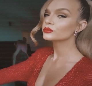 — De spirit. Înainte de a spune însă ce are de spus, trage aer adânc în piept, eliberând totul; asemenea unui oftat prelung, privirile având să li se intersecteze din nou. „Nu vreau să ajung nicăieri, vreau să mă faci să înţeleg care e motivul pentru care te comporţi aşa.” Îi sugerează astfel,
