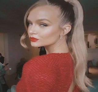 — Iar imediat ce are loc un scurt înghiţit în sec, continuă: „Vreau să-ţi aminteşti că înainte de; toate suntem prieteni, Zayn. Uită tot ce s-a întâmplat, seara aia, absolut tot. Sunt tot eu, Jo, prietena ta, de ce te comporţi aşa cu mine? De ce mă eviţi? Nu e ca şi când sunt o străină pentru tine.
