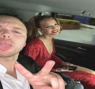 — „Zayn.” Îl întrerupe prin accentuarea propriului nume, chiar înainte de a-şi conclude vorbele.; Petrece câteva secunde susţinându-i în tăcere privirea, perioadă în care o durere se reface simţită în capul pieptului, punându-se totodată amprenta o senzaţie copleşitoare asupra stării sale
