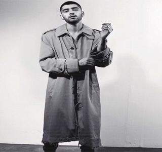 — Pe tot parcursul în care Josephine dă frâul unui discurs, privirea sa rămâne aţintită asupra; unei suprafeţe întâmplătoare a mesei, evitând astfel contactul vizual care s-ar fi putut petrece, alegând în schimb oferirea atenţiei sale în mod întâmplător. Asta până în clipa în care palma
