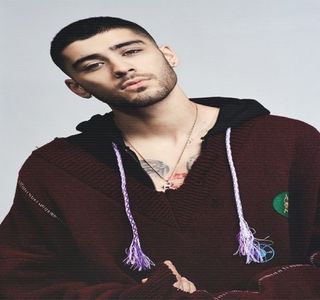 — Momentul final printr-o acumulare de aer în proprii-i obraji, acesta fiind eliberat la scurt timp; înainte de a înghiţi în sec. “Nu o să încetezi niciodată să însemni ceva pentru mine. Eşti prima persoană faţă de care am reuşit să-mi manifest sentimentele după bunul meu plac, în regulă?
