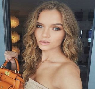 — Zona genelor, până la nivelul buzelor şi înapoi. Astfel că, după o clipă de linişte, îşi completea; ză ideea, de data aceasta pe un ton şoptit, pleoapele având să i se închidă, iar vârful nasului să-l atingă pe al său. „De ce nu vrei să continuăm? E vorba despre altcineva? Te vezi cu altcineva?”
