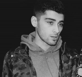 — Înainte de a elibera aerul printre nări, moment în care palmele şi le aşază peste încheieturile; ei. “Nu mă văd cu nimeni, Josephine.” Accentuează fiecare cuvânt în parte doar din dorinţa de a o face să-i priceapă în cele din urmă vorbele, ştiind-o destul de sceptică în privinţa respectivelor în
