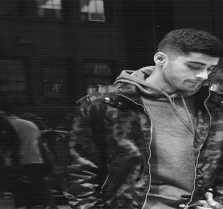 — Acele momente, chiar după felul în care reacţionase odată cu apariţia anterioară.; Folosindu-şi deci palmele, îi trage încheieturile până ce scapă de palmele acesteia încă aflate până în secundele precedente peste obrajii săi. Le retrage şi pe ale sale în cele din urmă din jurul
