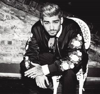 — Înalţă, privindu-şi apoi unul dintre braţele care revine peste suprafaţa mesei, adoptând astfel; o anumită poziţie; moment în care buza inferioară şi-o trage spre interiorul gurii cu ajutorul danturii, menţinând-o astfel. Sfârşeşte prin a o privi pe sub sprâncene fără a mai adăuga orice altceva.
