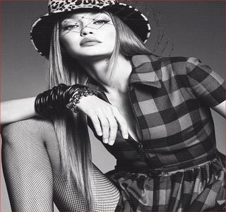 ━ O prăjitură aflată în proces de preparare, ultimul pas rămas fiind infiltrarea acesteia în; cuptor. Înainte de a înfăptui acest gest, recurge la un ultim retuş, acela de a revendica un pliculeţ de zahăr vailat, pe care în secundele ce urmează, de-ndată ce îl desface cu grijă, îl presară
