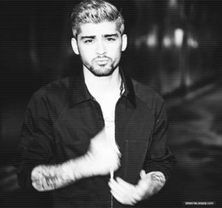 — La ziua respectivă, cu care întreţinuse o conversaţie chiar prelungită pe parcursul drumului; destul de lung, prinde banduliera rucsacului, singurul bagaj de care avusese parte pe parcursul micii aşa-zise călătorii, cât şi cutia de dimensiuni potrivite ce ocupa cealaltă parte a banchetei,
