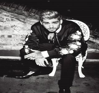 — Ca mai apoi să părăsească interiorul autovehiculului. În cele din urmă, fără ezitare, păşeşte; agale de-a lungul aleii din faţa casei până ce urcă treptele verandei ca în cele din urmă să se identifice în dreptul uşii. Presupunând că mama sa era acum acasă, poate chiar şi restul familiei,
