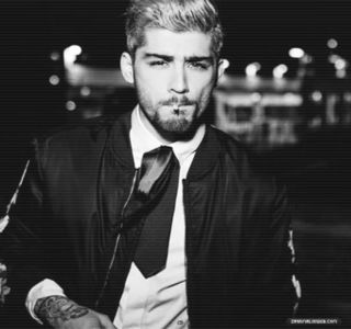 — Apasă pe clanţă pentru a deschide uşa de la intrare, căci aceasta ar fi fost încuiată de; obicei de ultima persoană ce avea să meargă la culcare. Imediat ce pătrunde în interiorul casei, primul lucru pe care îl face se dovedeşte a fi aşezarea cutiei pe cea mai apropiată piesă de mobilier,
