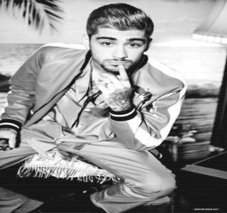 — Cutie în care se aflau câteva prăjituri, Kremschnitt-uri, pe care le găsise într-o cofetărie din; aeroportul din Londra, şi pe care le achiziţionase în special pentru Gigi, căci ţinuse minte pofta pe care i-o făcuse acesteia pe parcursul conversaţiei lor din cafeneaua din Brooklyn; respectivele
