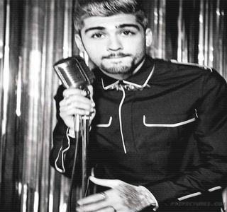 — Eu unul am primit cadoul mai devreme?” Atunci când se opreşte în dreptul mesei, îşi coboară; rucsacul de pe umăr şi prinde banduliera pentru a-l aşeza pe unul dintre scaune. Cutia cu prăjituri ajunge plasată pe masă, pe un loc găsit liber, înainte de a rosti: “Hei,” sub forma unui salut, dove
