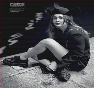 ━ Aflându-se angrenată în conversaţia alături de mama bunului ei prieten, discuţia ajunge; brusc întreruptă în clipa în care o voce mai mult decât familiară pătrunde în bucătărie, determinându-le pe amândouă să se oprească din a mai rosti vreun cuvânt. O recunoaşte instant
