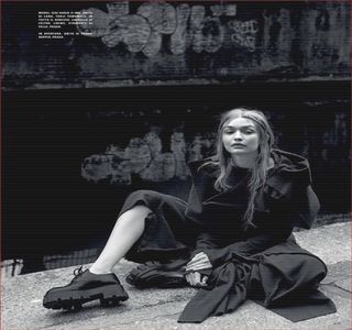 ━ Ca fiind cea a lui Zayn, lucru ce îi oferă pe moment o senzaţie ciudată de nelinişte, dat fiind; că îi fusese adus la cunoştinţă că avea să fie acasă abia următoarea zi. Astfel că, îi aruncă involuntar o privire Trishei înainte de a înceta activitatea iniţiată anterior, urmând ca apoi
