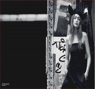 ━ Clipa în care acesta le comunică acea remarcă, să elibereze un mic chicot, de vreme ce; percepe semnificaţia fără probleme. Un tipic „hei” e ceea ce îi rosteşte în schimb atunci când ajunge acompaniată de prezenţa lui, ascultând în continuare conversaţia dintre cei doi. Deşi
