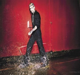 — De îndată ce mama sa micşorează distanţa dintre amândoi, braţul şi-l încolăceşte în jurul; taliei sale pentru a o prinde într-o îmbrăţişare. Buzele i se lăţesc într-un zâmbet iar bărbia şi-o rezemă de umărul acesteia drept o acţiune tipică lui de pe urma îmbrăţişărilor, chiar dacă, totodată
