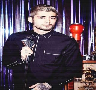 — Cele două, însă se opreşte la o mică distanţă faţă de Gigi, rostind: “Haide, am ceva; pentru tine,” încercând totuşi să nu vorbească cu gura plină. Fără a aştepta un răspuns din partea acesteia prinde cu ajutorul palmei libere cutia cu prăjituri şi astfel, părăseşte automat bucătăria,
