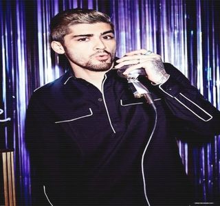 — Îndreptându-se astfel spre complexul mobilei din living, perioadă în care îşi introduce în; gura şi cealaltă bucată de plăcintă.
