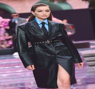 ━ Fugitiv degetele prin firele răvăşite de culoare galbenă. „Despre ce e vorba?” adaugă; ulterior, ochii focusând în întregime silueta acestuia, până ce ajung să se oprească concomitent, privirea întâlnind-o pe a lui.
