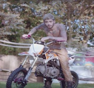 — Conştientizează că era urmărit chiar după paşii alternanţi proveniţi din spatele lui. Astfel,; odată oprit undeva în vecinătatea canapelei, palma şi-o trece rapid peste materialul pantalonilor din jeans negru, înainte de a-şi ridica privirea, care, la rândul ei, o întâlneşte pe cea a lui Gigi.
