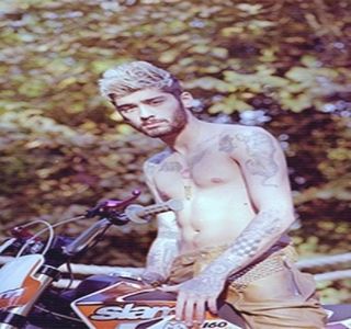 — Pe moment, menţine contactul vizual timp de alte câteva secunde în plus, perioadă în care; îi analizează subtil chipul, constatând că individa nu purta nicio urmă de produs cosmetic, lucru ce duce la creşterea gramului de satisfacţie. Într-un final, întinde cutia susţinută încă
