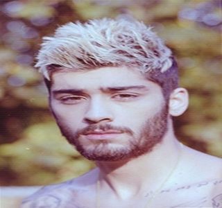 — Lungi braţele pe de o parte şi de alta a corpului, în aer, în secunda în care ocoleşte braţul; canapelei pentru a prelua un loc pe aceasta. “Zayn, o comoară la casa oricui.” În aceeaşi manieră plină de tachinare decide să glumească cu aceasta, sfârşind printr-un zâmbet.
