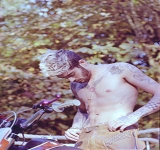 — Umăr, spre zona bucătăriei, zonă din care proveneau sunete continue, înainte de a-şi refixa; atenţia asupra blondei. “Nu e nimic chiar atât de special, dar mă gândeam că m-ai fi primit asta prea curând din partea altcuiva, aşa că..” Se opreşte intenţionat din vorbit doar pentru a-şi
