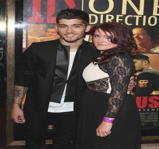 — De-ndată ce fusese anunțată că pleacă, de blondina în compania căreia își petrecuse; jumătate din zi, îi oferă Jelenei un zâmbet în asentiment cu cel al acesteia, încuviințând simplu din cap. Luându-și astfel la revedere de la tânăra respectivă, se reîntoarce către chiuvetă, reluându-
