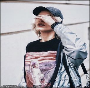 — Intră în casă cu rucsacul ei mare în spate, se uită pe acolo și imediat ce ajunge lângă; canapea, lasă rucscacul rezemat de aceasta. Își dă haina jos și merge să o agațe în cuier.
