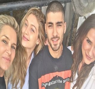 — Unul dintre scaunele aflate sub mese, ocupând un loc pe acesta. „Pot să ştiu şi eu care; e faza cu Gigi? Te văd destul de preocupat în privinţa ei. E totul ok?” Pune astfel punctul pe i, împreunându-şi degetele şi aducându-le sub bărbie, în tot acest timp fixându-l cu privirea.

