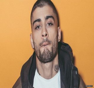 — În pumn ca mai apoi să o prindă cu cealaltă; acestea fiindu-i poziţionate la scurt timp după; sub bărbie drept un sprijin al acesteia. Adresarea venită abia apoi din partea lui îi sustrage atenţia ce fusese până în acel punct fixată asupra mobilei bucătăriei din faţa sa, ochii deci urcând
