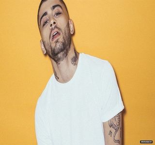 — Din când în când jucându-se cu aceasta prin muşcarea părţilor laterale. „E ok,” se dovedeşte; a fi singurul lucru pe care i-l comunică, poziţionat încă în aceeaşi manieră, ochii parcă fiindu-i furaţi de peisaj. „De fapt, ce zic aici.. nu e aproape deloc ok, mamă.” În cele din urmă capul îi
