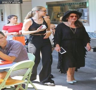 — Propriile cuvinte. „Şi ne-am întors de unde am plecat.” rosteşte, mai mult pentru sieşi,; continuând a-i asculta acestuia vorbele. Când, în cele din urmă, acesta ajunge la o concluzie, palmele îi coboară de sub bărbie, plasându-le pe suprafaţa din lemn a mesei, înainte de
