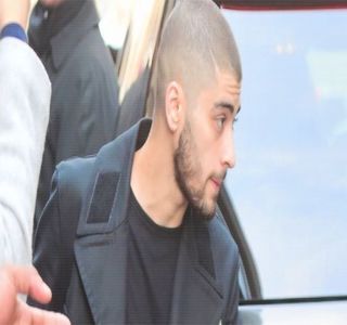 — Familia Hadid. Iar acum, nu știu.. am impresia că ar bănui cumva că vreau doar să mă joc cu; ea. Știe că mă întorc în New York și știe sigur că n-am venit aici pentru o relație, însă..” Din nou recurge la o bruscă oprire, aplecându-și corpul spre masă. Coatele și le rezemă din nou de aceasta 

