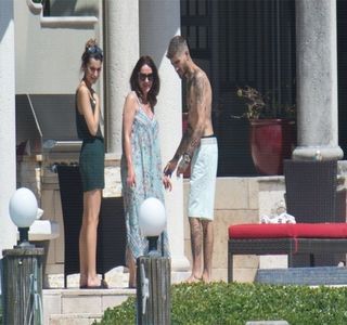 — Din realizarea următorului  comentariu: “Dac-ar fi după tine m-aș trezi cu un nepot; de la toate fetele din cartier, dar.. mhm, ce spuneai?”, șușotit mai degrabă decât rostit, neavând însă vreo urmă de răutate. În ciuda spiritului umoristic degajat de către propria-i atitudine,
