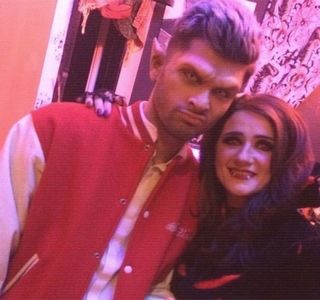 — ansamblu..”  o scurtă pauză vocală are loc, perioadă în care cealaltă palmă și-o aduce; protectiv peste cea a lui. “Să presupunem că și ea simte la fel.. curând tu o să te întorci în New York.  Ce o să faci? O să ai o relație la distanță? Imposibil, știi bine. Ești fiul meu și te iubesc,
