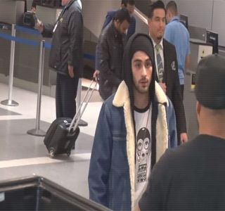 — Cu toate că îi oferă posibilitatea de a-şi exprima vocal gândurile, în timp ce începe să se; joace cu buza inferioară, priveşte în gol, moment în care mintea sa fuge automat asupra persoanei faţă de care subiectul lor de discuţie deţinea o legătură, Gigi. Momentul propriu-zis prinde un
