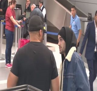 — Sfârşit odată cu constatarea finală venită din partea mamei sale, referitoare de fapt la o cu; totul altă persoană, o persoană pe care el, poate inconştient, o adusese în discuţie. Astfel, automat îşi priveşte fără reţinere mama, buzele depărtându-i-se. Conştientizase cu uşurinţă că
