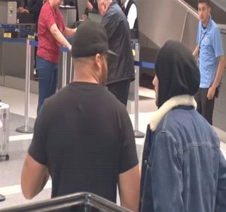 — Nutreau de o perioadă bună de timp, nimeni nu le cunoştea, nici măcar propria mamă, pe; care obişnuia să o ţină la curent în legătură cu orice detaliu al vieţii sale. „Da, vreau să zic că.. e.. mult mai prietenoasă şi parcă aş cunoaşte-o de o grămadă de timp.” Îniţial se bâlbâie în
