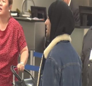 — Vorbire, timp în care îşi scarpină ceafa cu ajutorul degetelor. Gafa produsă duce la ulterioara; lui părăsire a şezutului scaunului, sfârşind prin a o privi de sus în jos. „Cred că merg să mă întind puţin. Oboseala şi-a cam pus amprenta şi se observă.” Braţul şi-l întinde spre scaunul vecin de pe

