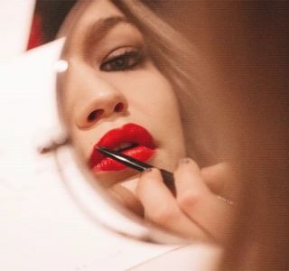 ━ Aflată în mijlocul propriului dormitor, îmbrăcată într-o rochie neagră, multată pe corp,; ale cărei mâneci erau lungi, iar decolteul croit în formă de V,  era aşezată pe scaunul din faţa măsuţei de machiaj, făcându-şi ultimele retuşuri. Tot ce îşi putea dori în acel moment era ca
