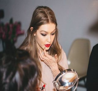 ━ Tatăl ei să nu-i grăbească procesul de pregătire, căci acesta era unul dintre lucrurile pe; care le detesta din totdeauna, anume să acţioneze fără chibzuială. Aşadar, destul de atentă, deţinând o deosebită dibăcie, îşi conturează buzele cu ajutorul unuia dintre creioanele speciale,
