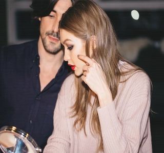 ━ Urmărind astfel întreg procesul prin intermediul oglinzii. La fel de concentrată, înlocuieşte; creionul cu un ruj de aceeaşi culoare, de data aceasta umplând interiorul buzelor cu nuanţa abia aleasă. Preţ de câteva secunde, acţiunea decurge astfel, până ce, în clipa în care aşază

