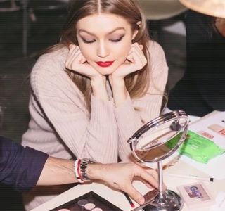 ━ Senzaţie pe care şi-o induce de una singură. Deşi pentru o clipă o bătea gândul să accepte; apelul, sfârşeşte prin a-l ignora cu desăvârşire, mai ales că nu avea pregătită în minte nicio scuză cu privire la plecarea neanunţată din casa brunetului, petrecută în urmă cu câteva ore.
