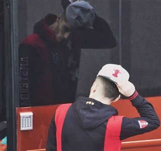 — Privirea lui urcă abia în clipa în care uşa se deschide, dezvăluindu-l pe cealaltă parte; chiar pe tatăl blondei, care nu se abţine sub nicio formă dintr-o eventuală reacţie. Forma lui de adresare îl amuză pe moment, uitând treptat de răcoarea serii, enunţată conform
