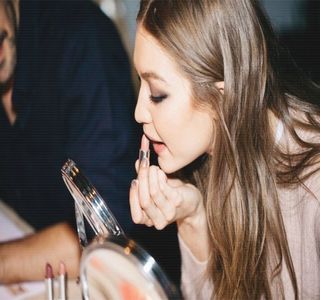 — Rimelului peste gene, percepe auditiv sunetul provocat de balamaua ușii, semn  că; aceasta fusese deschisă. “Sunt gata, tată, cobor imediat.” rostește fără a se întoarce însă, bănuind faptul că persoana care intrase în dormitor era tatăl ei, și asta numai pentru că o tot atenționa-
