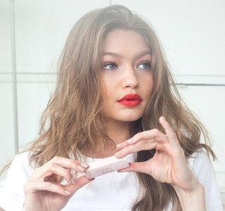 ━ „Zayn, ce cauţi aici?!” reacţionează astfel, întorcându-se brusc cu faţa către el, rămânând; însă în loc. Pe moment, refuză să mai adauge altceva, rezumându-se doar la o privire, deşi în mintea ei circulau acum o multitudine de întrebări, acumulate şi din pricina palpitaţiilor ce le căpătase.
