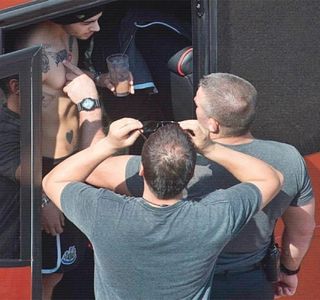 — Având în vedere că-ți demonstrase prezența prin respectiva bătaie în ușă, din dorința de a; nu mai pierde timp, apasă pe clanță și, asumându-și fiecare risc posibil, deschide ușa dormitorului acesteia. Pătrunde în interior având totuși grija închiderii acesteia în urma sa, dar, totuși, de
