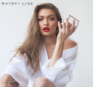 ━ Fracţiune de secundă într-o parte, eliberând un mic oftat. „Zayn..” îi accentuează inevitabil; numele, ochii revenindu-i din nou asupra celor alor săi, astfel că, înainte de a i se adresa la rândul ei, îi prinde cu fineţe mâinile, menţinându-i-le totuşi în aceeaşi poziţie, pe lângă corp.

