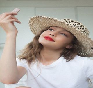 ━ Adevăratul motiv, lucru ce o agită în mod vizibil. „Era şi mama ta acolo şi.. nu ştiu, asta; mi-a venit să fac.” una dintre palmele acestuia i-o eliberează ulterior, ridicându-şi mâna la nivelul propriei frunţi, trecându-şi buricele degetelor la nivelul tâmplei. „Scuze că n-am răspuns
